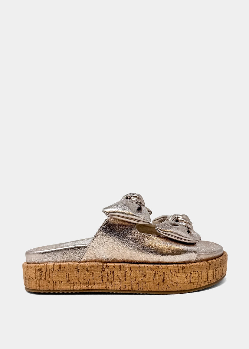 kikiページ The KIKI platform slide features oversized bow details and a bold